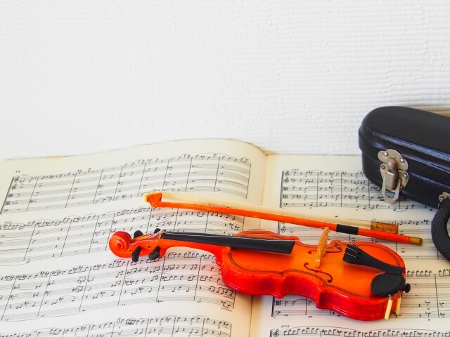 バイオリンと楽譜のイメージ画像